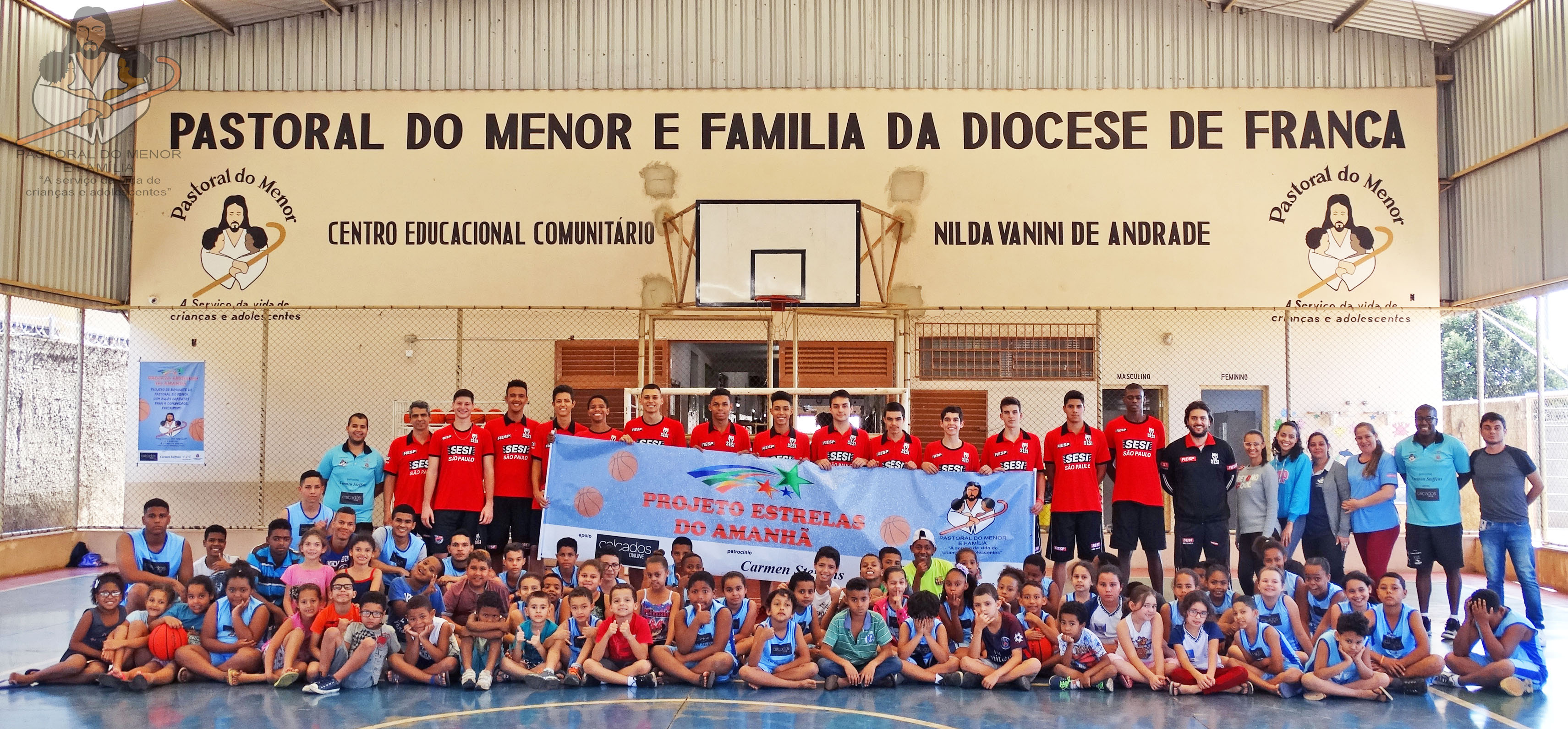 JOGADORES DO SESI FRANCA BASQUETE CATEGORIA DE BASE SUB 16 E SUB 19 VISITAM A SEDE DA PASTORAL DO MENOR DE FRANCA.